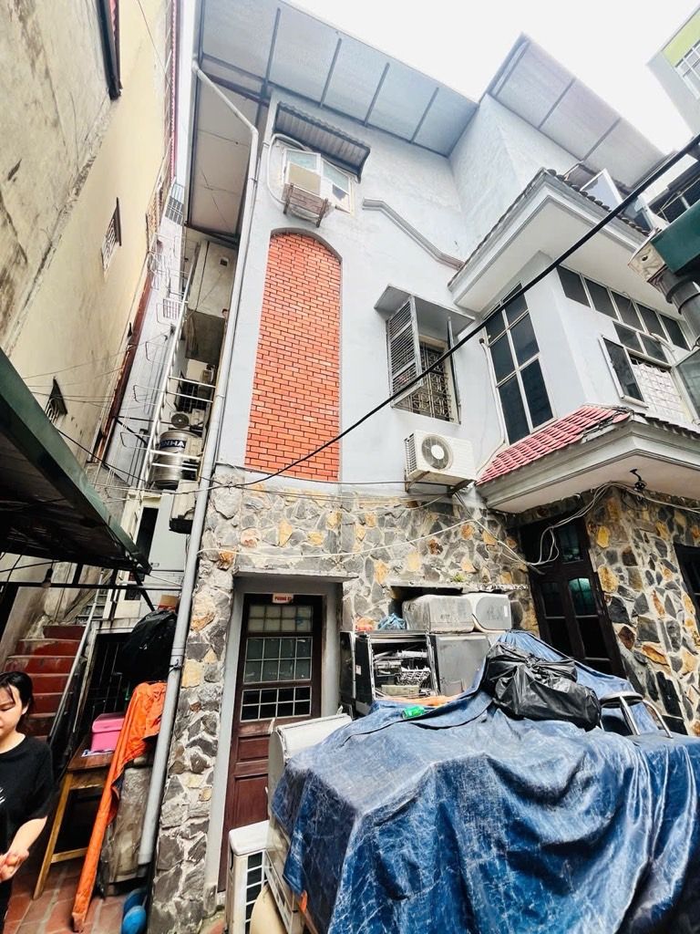 Bán nhà Nguyễn Trãi - diện tích 160m2 3 tầng - có sân - giá 15,5 tỷ