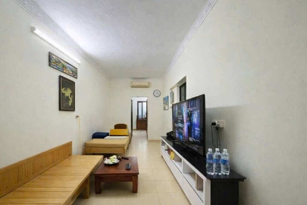 Bán nhà Phố 8/3 - diện tích 35m2 2 tầng - Ô tô đỗ chân cầu thang - giá 1,96 tỷ