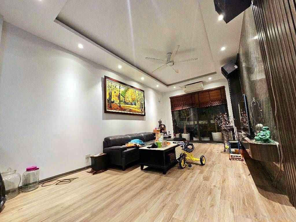 Bán nhà Tân Mai - diện tích 40,6m2 5 tầng - Mặt ngõ thông ô tô qua nhà - giá 9,3 tỷ