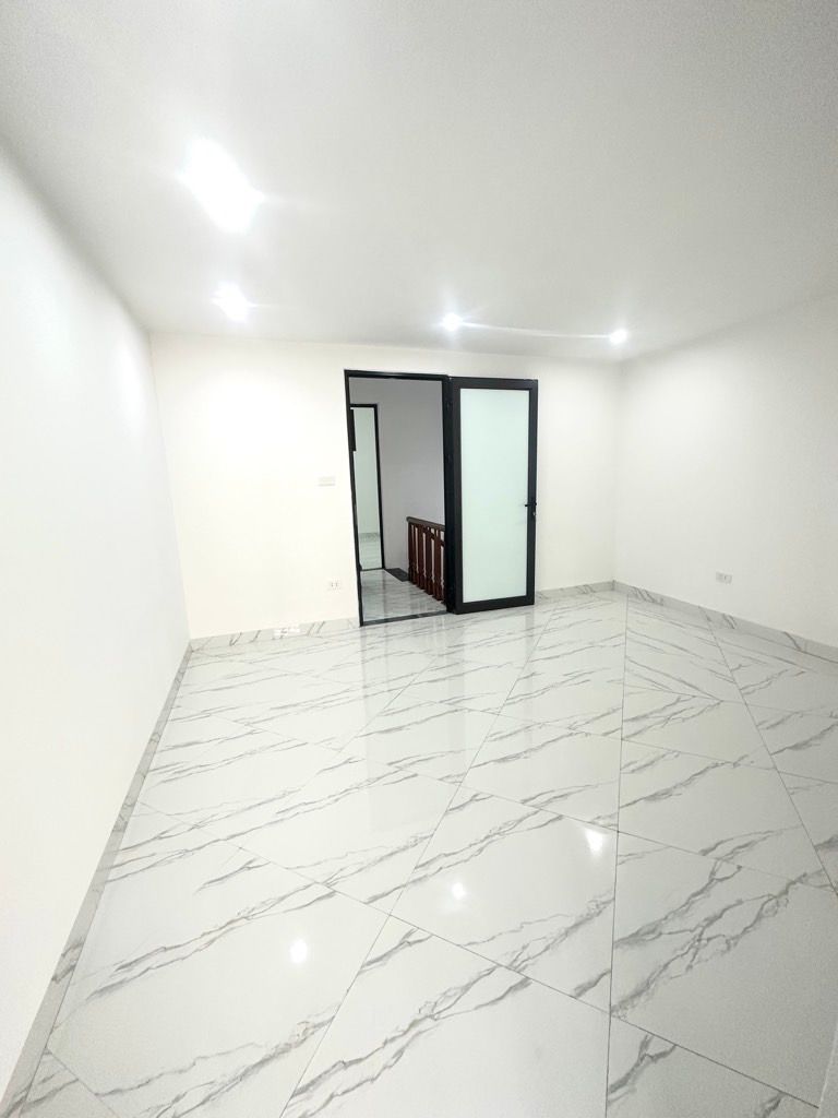 Bán nhà Vĩnh Hưng - diện tích 39m2 2 tầng - ô tô tránh 10 bước đi bộ - giá 3,1 tỷ