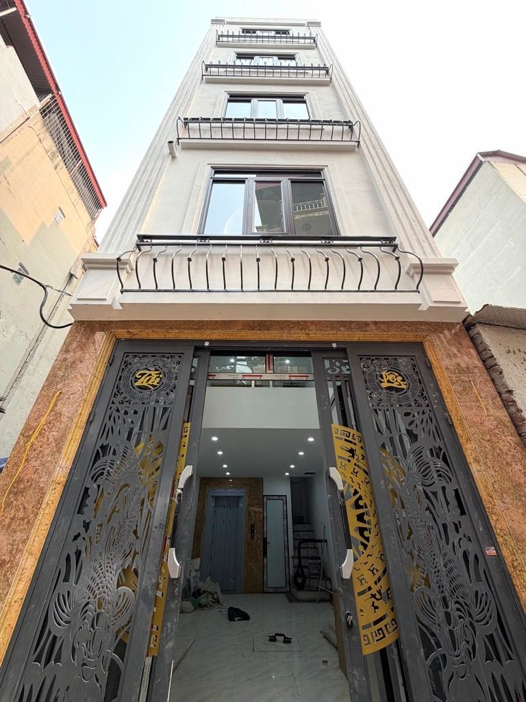 Bán nhà Đại Từ - diện tích 33m2 6 tầng - Thang máy, ô tô vào trong nhà - giá 10,9 tỷ