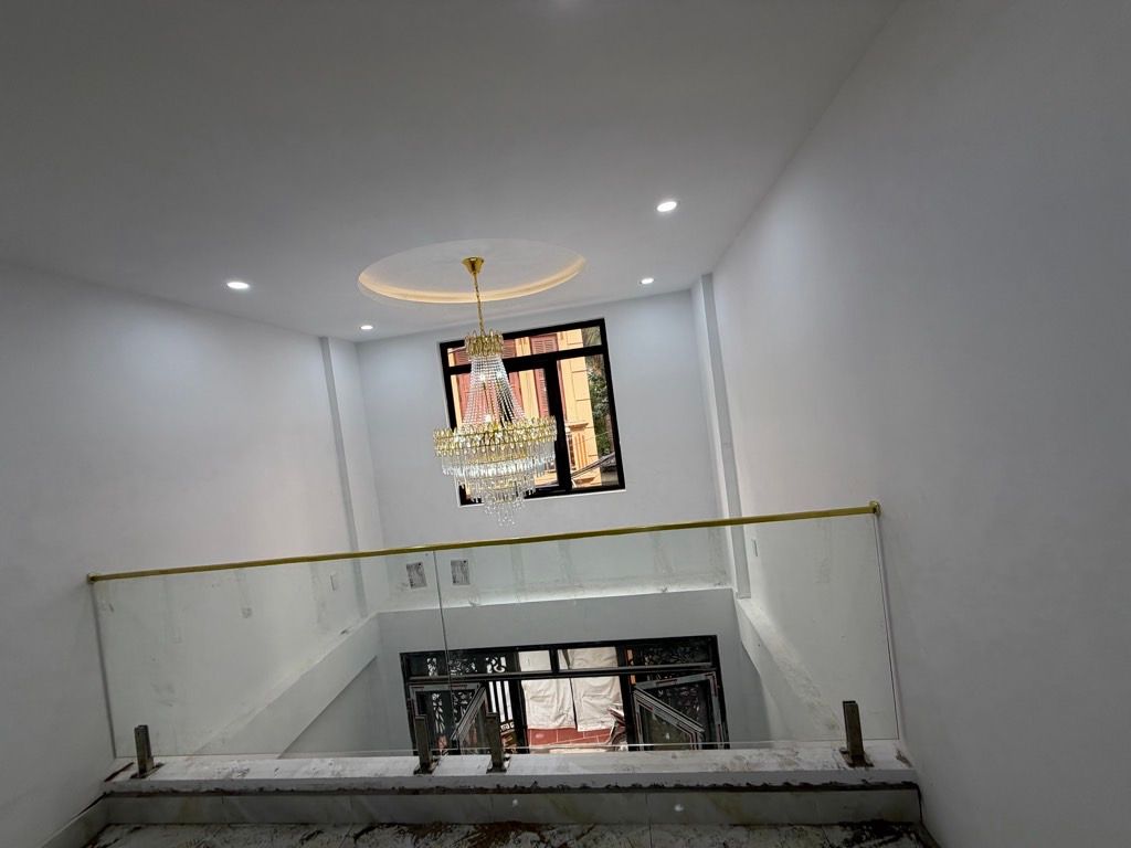 Bán nhà Đại Từ - diện tích 33m2 6 tầng - Thang máy, ô tô vào trong nhà - giá 10,9 tỷ