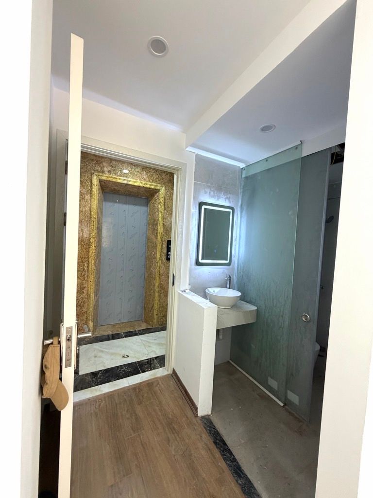 Bán nhà Đại Từ - diện tích 33m2 6 tầng - Thang máy, ô tô vào trong nhà - giá 10,9 tỷ