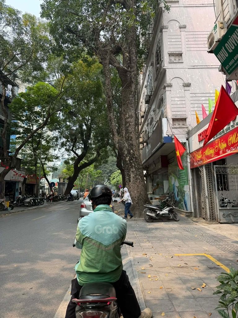 Bán nhà Nguyễn Công Trứ - diện tích 55m2 2 tầng - ô tô đỗ cửa - giá 21 tỷ