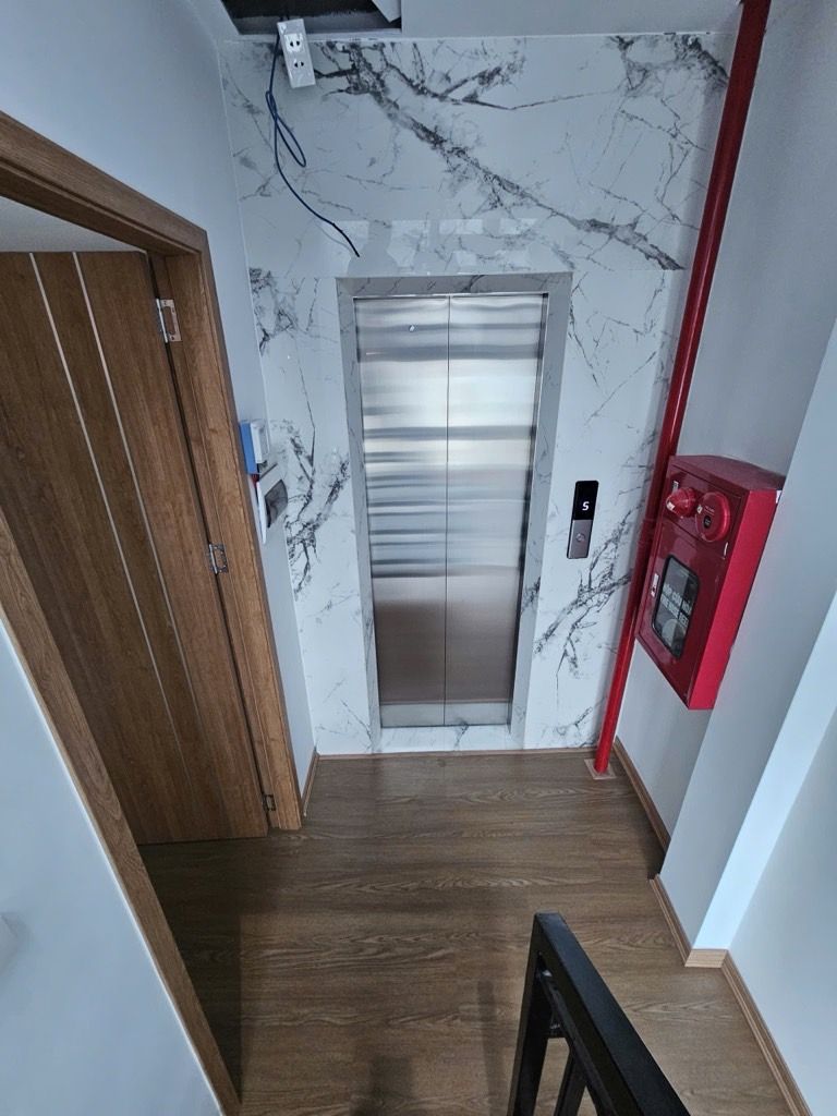 Bán nhà Triệu Việt Vương - diện tích 30m2 7 tầng - gần ô tô tránh - giá 19,5 tỷ