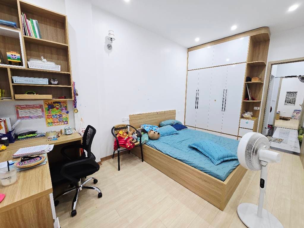 Bán nhà Vũ Hữu - diện tích 40,6m2 4 tầng - Nhà đẹp dân xây - giá 12 tỷ