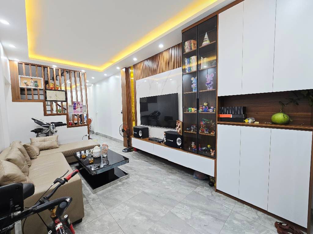 Bán nhà Vũ Hữu - diện tích 40,6m2 4 tầng - Nhà đẹp dân xây - giá 12 tỷ