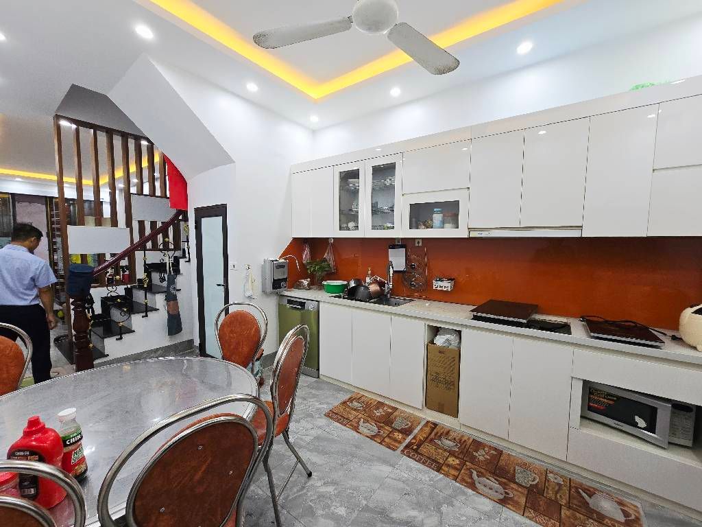 Bán nhà Vũ Hữu - diện tích 40,6m2 4 tầng - Nhà đẹp dân xây - giá 12 tỷ