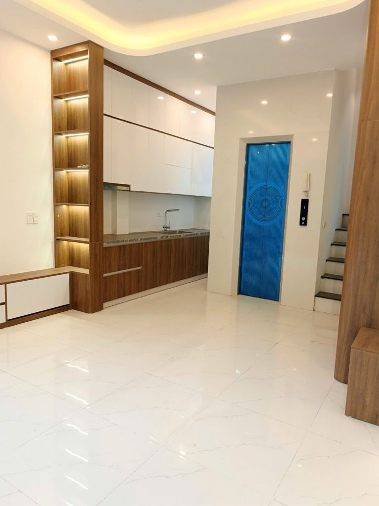 Bán nhà Giải phóng - diện tích 28.3m2 5 tầng - Ô tô tránh đỗ cổng - giá 9,3 tỷ