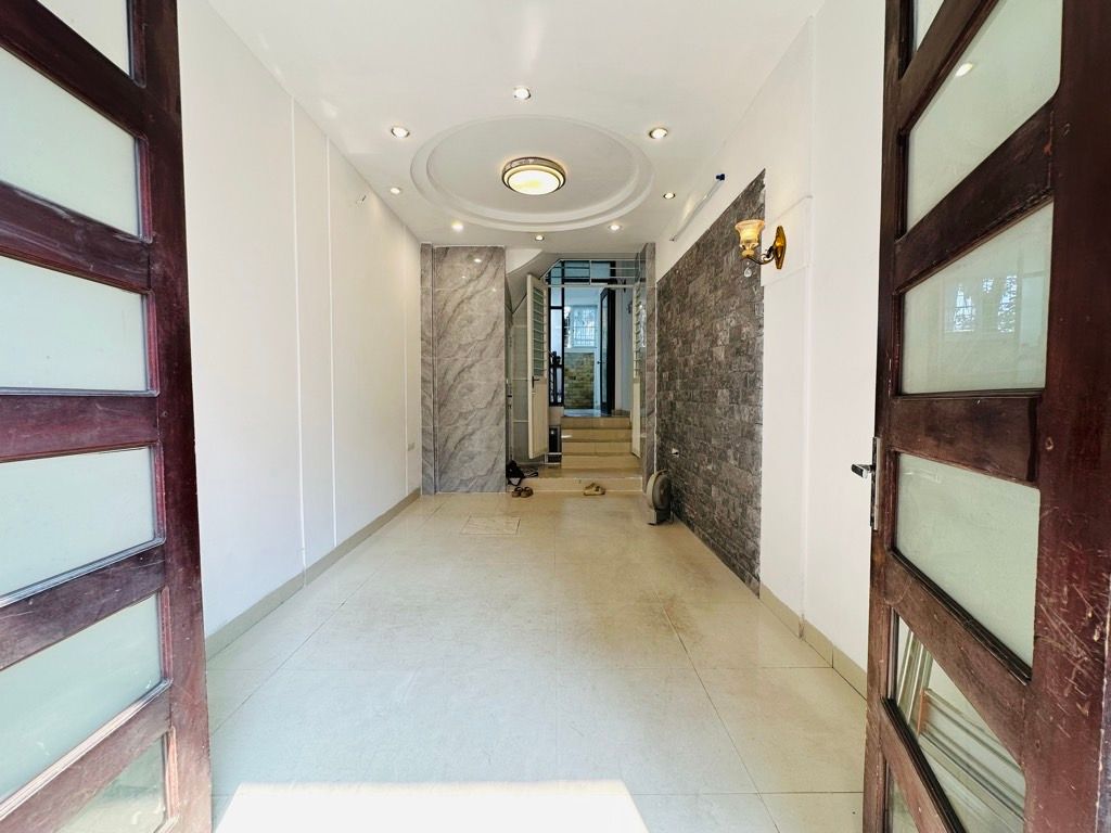 Bán nhà Định Công - diện tích 35,7m2 5 tầng - Ô tô tránh - giá 12,8 tỷ