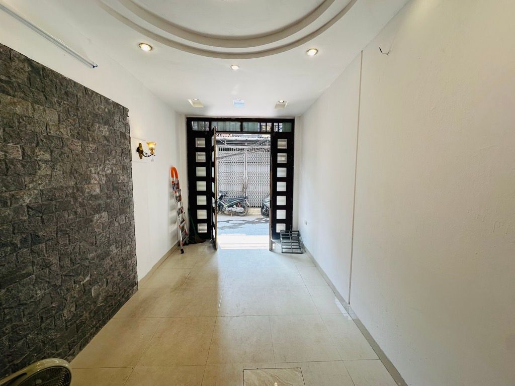 Bán nhà Định Công - diện tích 35,7m2 5 tầng - Ô tô tránh - giá 12,8 tỷ