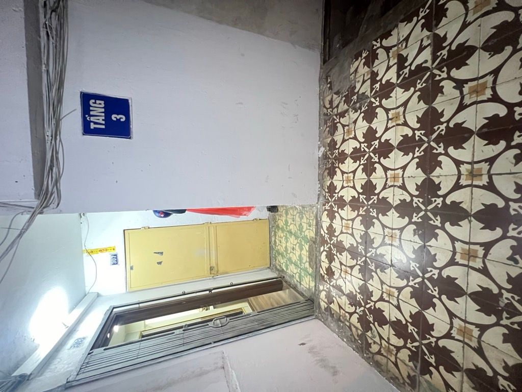 Bán nhà Hồng Mai - diện tích 75m2 3 tầng - Ô TÔ ĐỖ CHÂN CẦU THANG - giá 4,8 tỷ