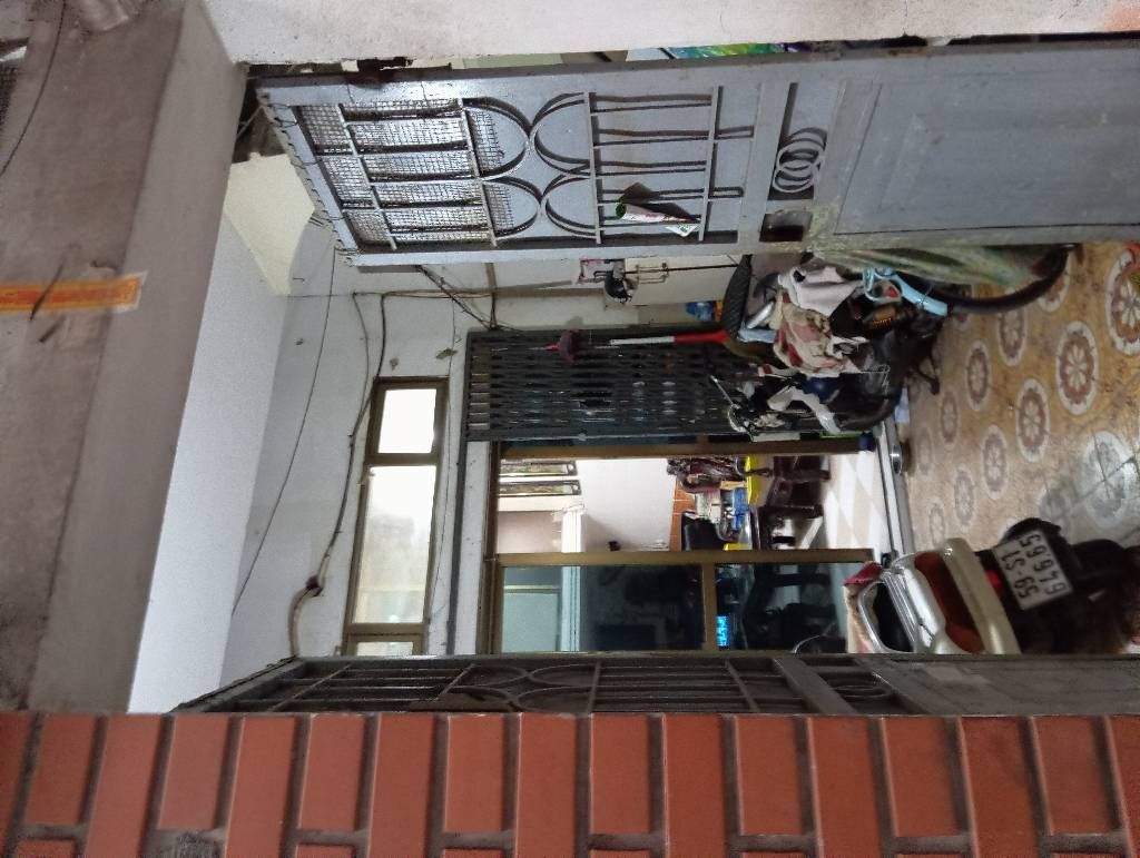 Bán nhà Tân Mai - diện tích 49m2 2 tầng - Nhà dân xây - giá 11,5 tỷ