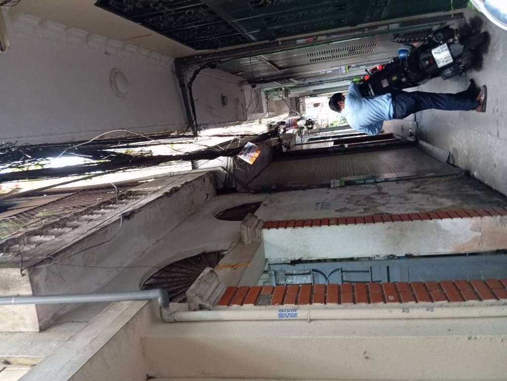 Bán nhà Tân Mai - diện tích 49m2 2 tầng - Nhà dân xây - giá 11,5 tỷ