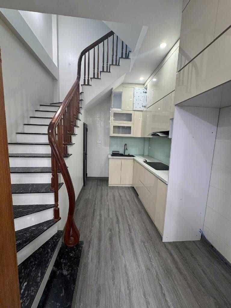 Bán nhà Thịnh Liệt - diện tích 37m2 5 tầng - ô tô đỗ cửa - giá 9,9 tỷ