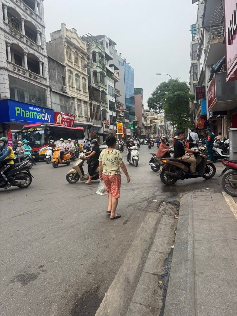 Bán nhà Khâm Thiên - diện tích 30m2 2 tầng - Kinh doanh sầm uất - giá 14,7 tỷ