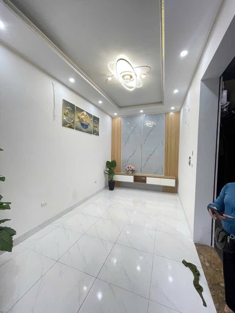 Bán nhà Văn Chương - diện tích 27,3m2 5 tầng - Lô góc, ô tô sát nhà - giá 8 tỷ