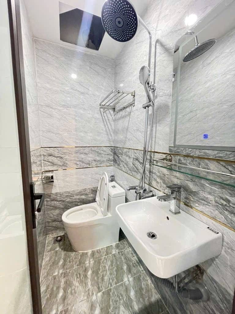 Bán nhà Văn Chương - diện tích 27,3m2 5 tầng - Lô góc, ô tô sát nhà - giá 8 tỷ