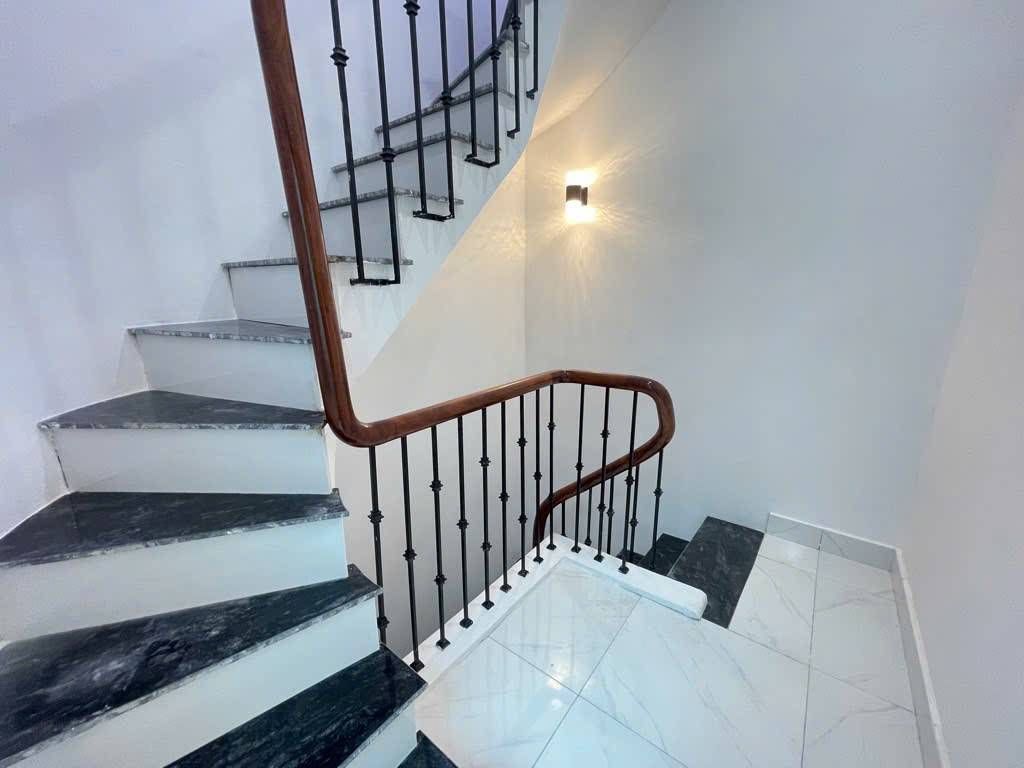 Bán nhà Văn Chương - diện tích 27,3m2 5 tầng - Lô góc, ô tô sát nhà - giá 8 tỷ