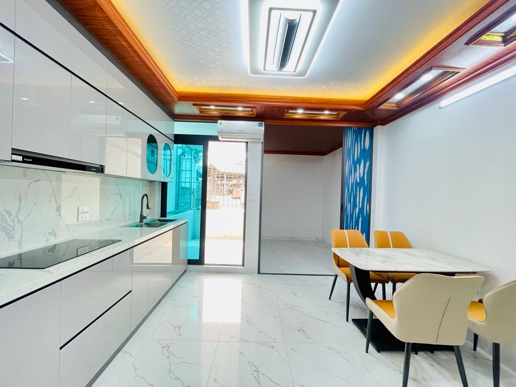 Bán nhà Hào Nam - diện tích 28m2 6 tầng - Nhà mới đẹp full nội thất - giá 10,8 tỷ