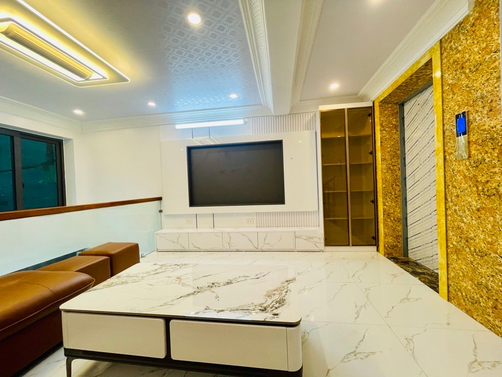 Bán nhà Hào Nam - diện tích 28m2 6 tầng - Nhà mới đẹp full nội thất - giá 10,8 tỷ