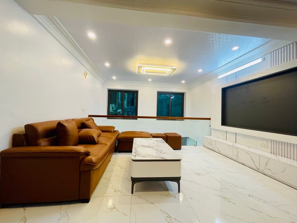 Bán nhà Hào Nam - diện tích 28m2 6 tầng - Nhà mới đẹp full nội thất - giá 10,8 tỷ