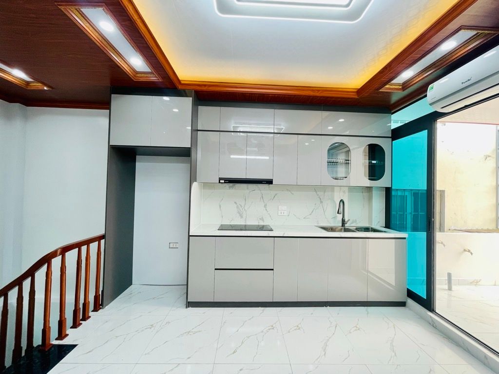 Bán nhà Hào Nam - diện tích 28m2 6 tầng - Nhà mới đẹp full nội thất - giá 10,8 tỷ