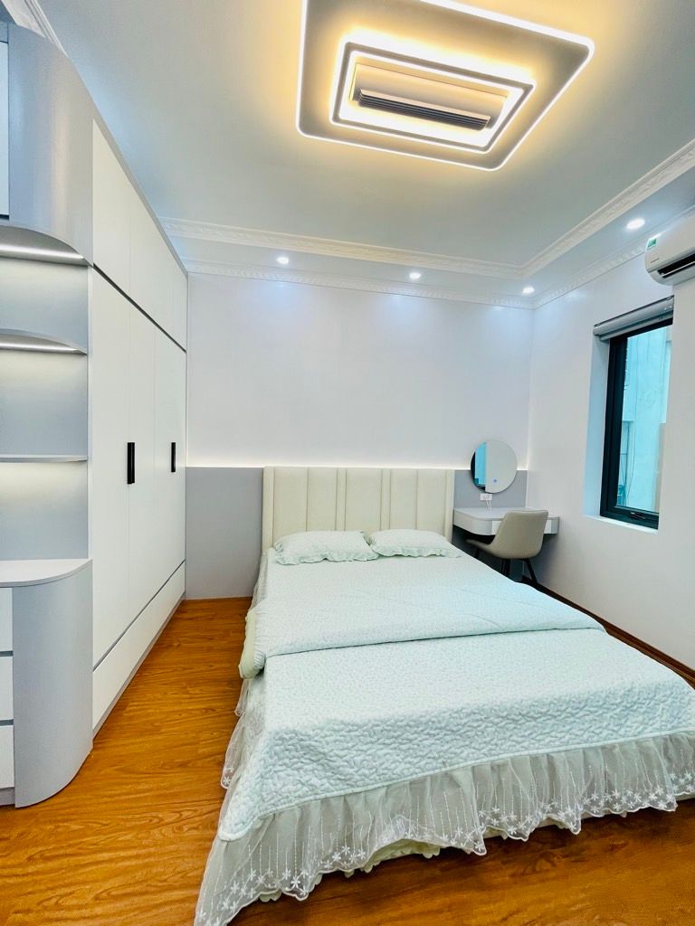 Bán nhà Hào Nam - diện tích 28m2 6 tầng - Nhà mới đẹp full nội thất - giá 10,8 tỷ