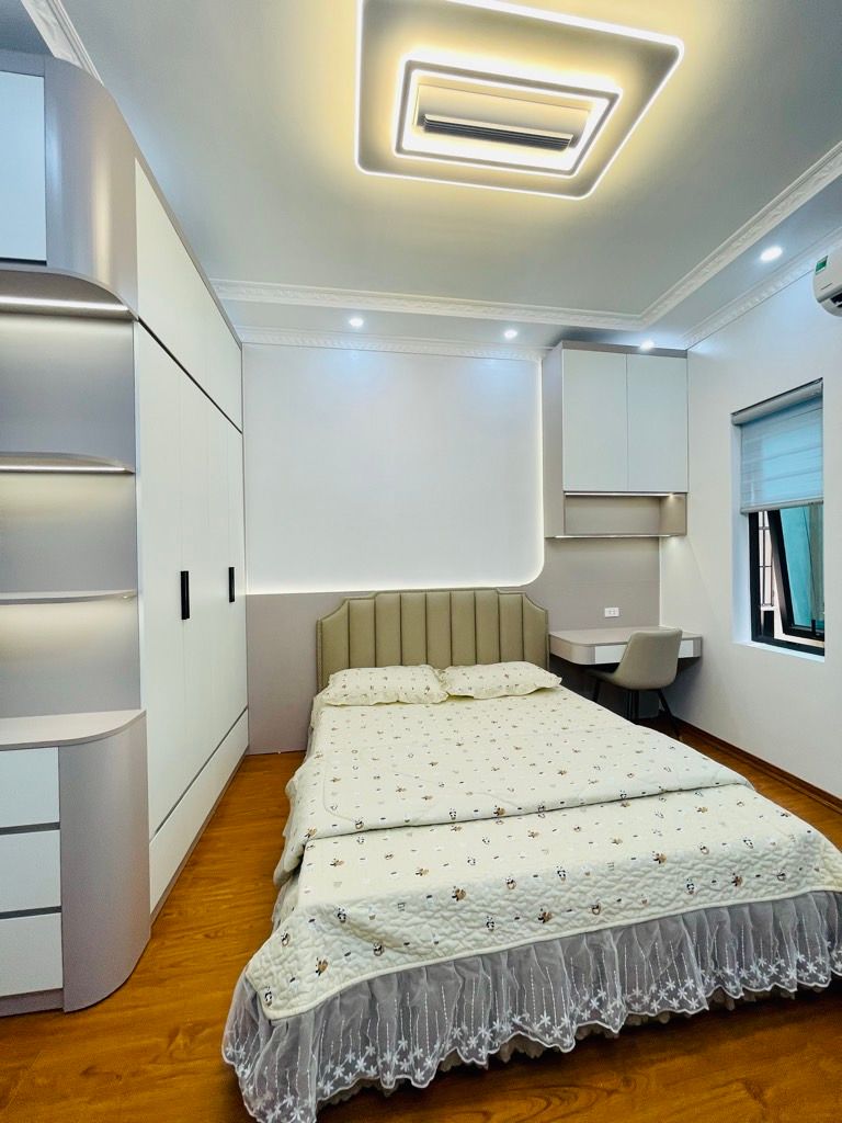 Bán nhà Hào Nam - diện tích 28m2 6 tầng - Nhà mới đẹp full nội thất - giá 10,8 tỷ