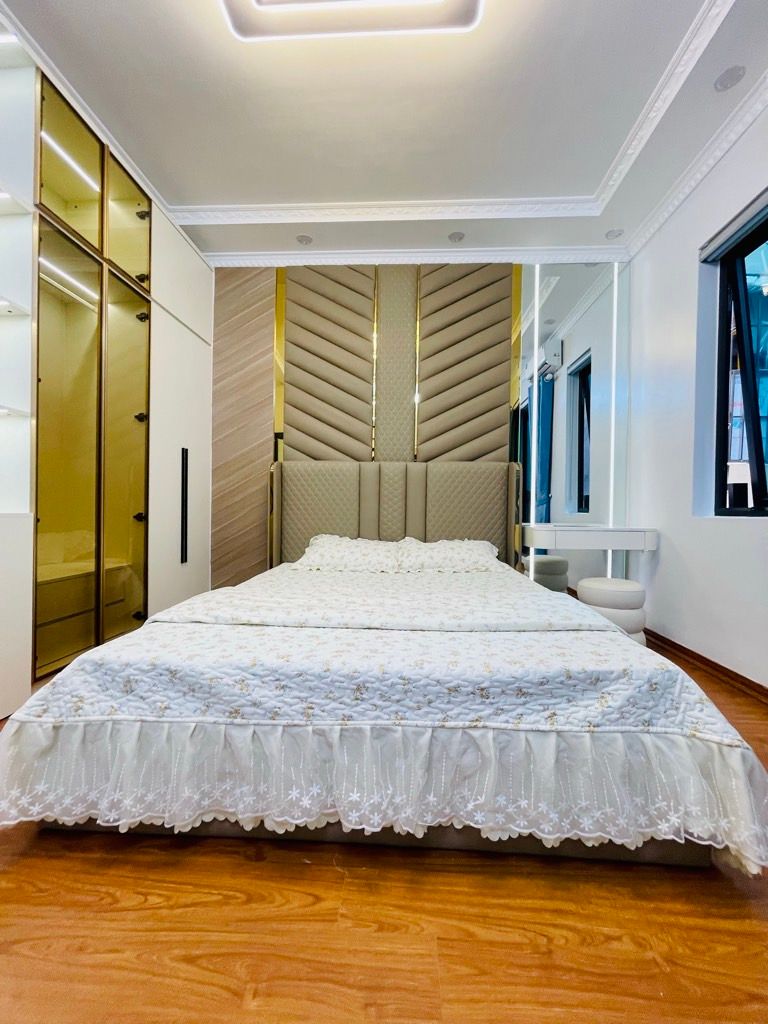 Bán nhà Hào Nam - diện tích 28m2 6 tầng - Nhà mới đẹp full nội thất - giá 10,8 tỷ