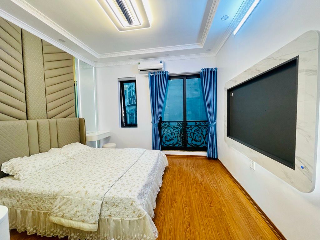 Bán nhà Hào Nam - diện tích 28m2 6 tầng - Nhà mới đẹp full nội thất - giá 10,8 tỷ