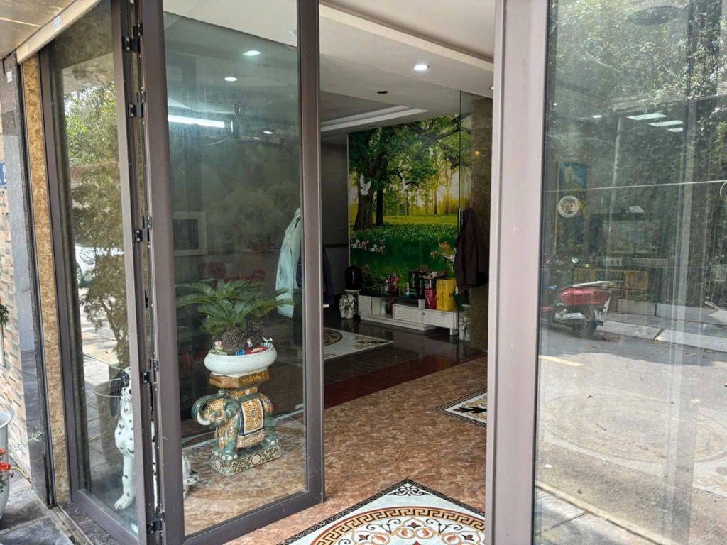 Bán nhà Nguyễn Khoái - diện tích 92m2 2 tầng - Ô tô tránh - giá 17 tỷ