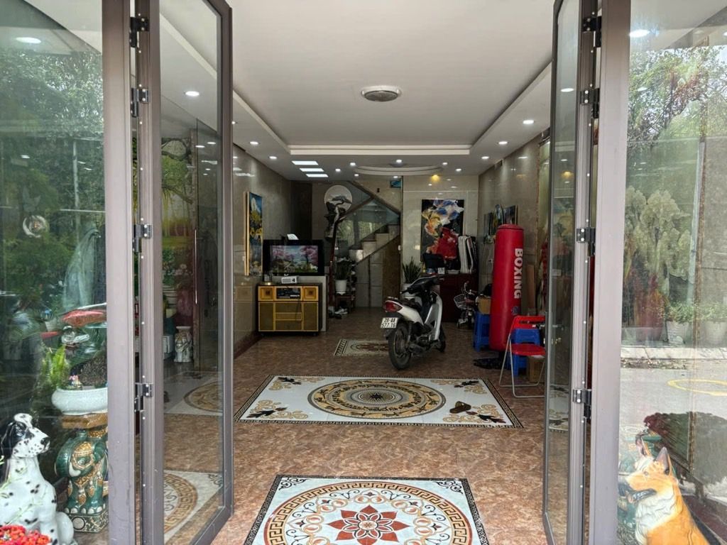 Bán nhà Nguyễn Khoái - diện tích 92m2 2 tầng - Ô tô tránh - giá 17 tỷ