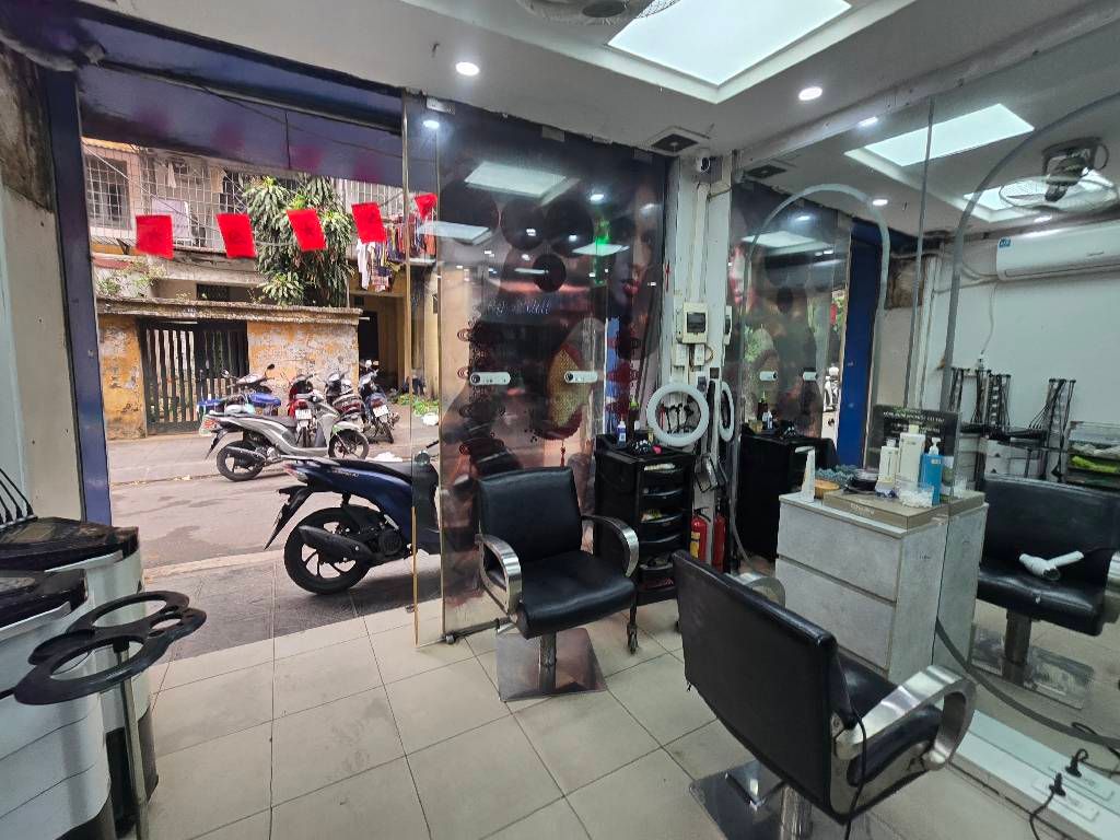 Bán nhà C1 Tập thể Khuất Duy Tiến - diện tích 33.3m2 1 tầng - 2 mặt tiền ô tô tránh - giá 12,5 tỷ