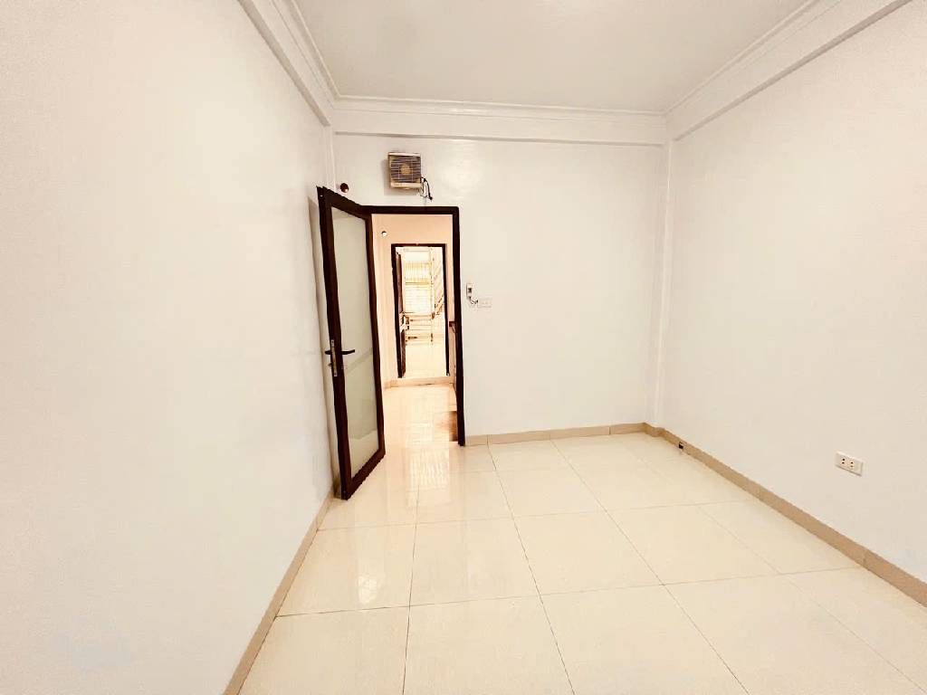 Bán nhà Lĩnh Nam - diện tích 35.6m2 6 tầng - ô tô tránh - giá 7,5 tỷ