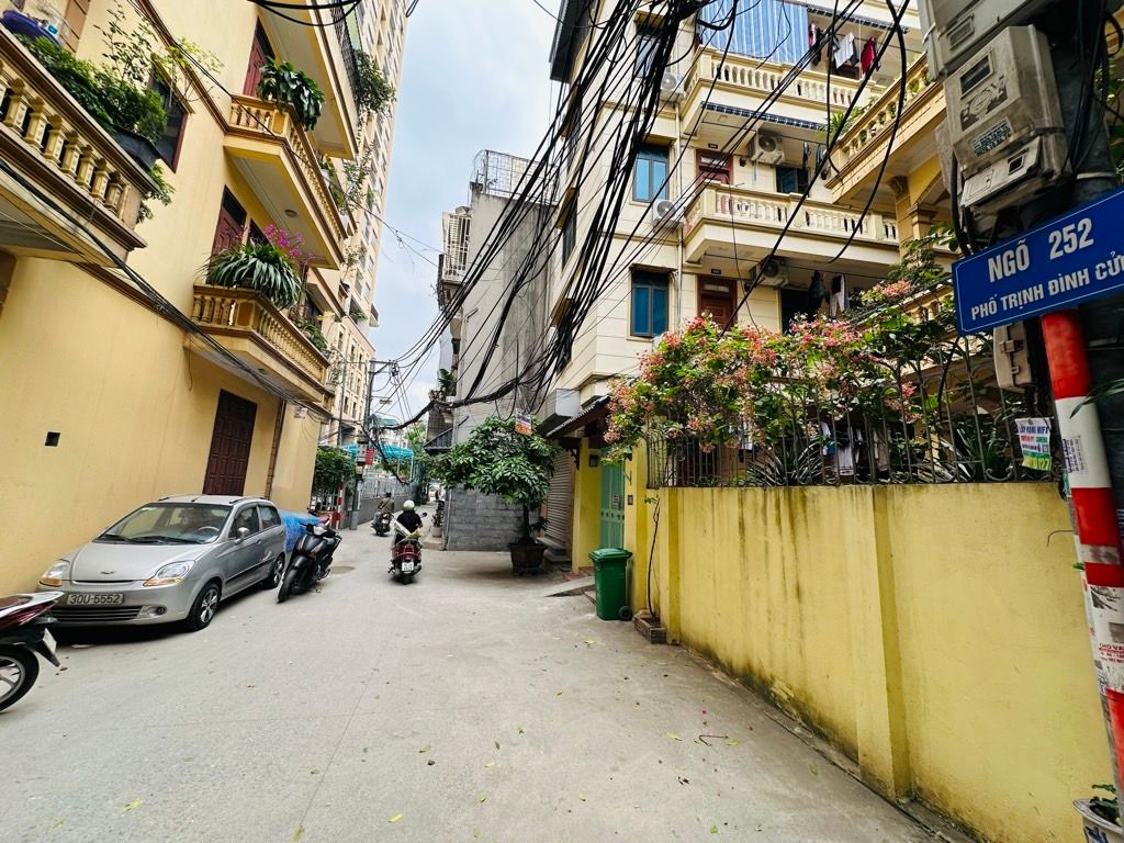 Bán nhà Trịnh Đình Cửu - diện tích 64,3m2 3 tầng - Ngõ ô tô - giá 22,5 tỷ