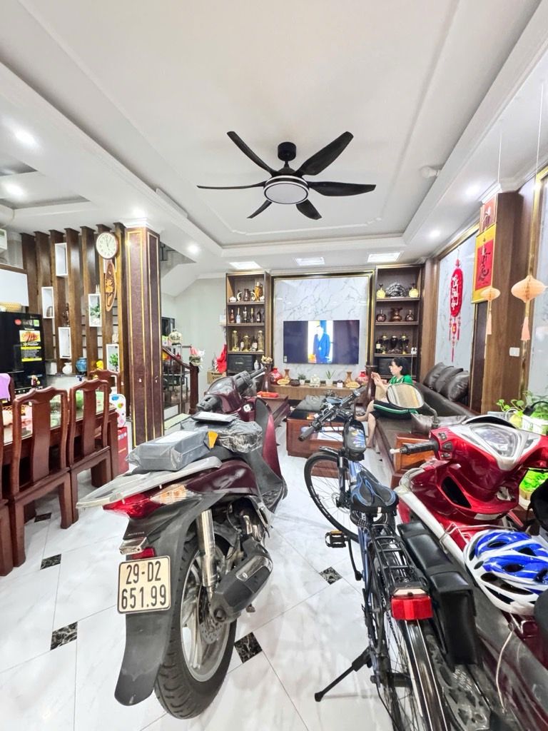 Bán nhà Trương Định - diện tích 43m2 5 tầng - Ô tô sát nhà - giá 13 tỷ