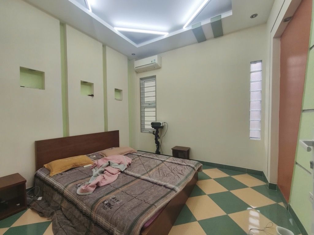 Bán nhà Đường Láng - diện tích 34m2 5 tầng - Nhà dân xây chắc chắn - giá 14,4 tỷ