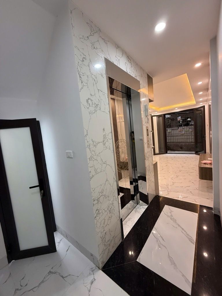 Bán nhà Dương văn bé - diện tích 30m2 5 tầng - thang máy - giá 11,8 tỷ