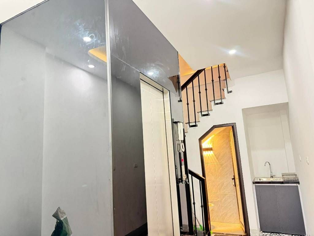 Bán nhà Trương Định - diện tích 34m2 5 tầng - Mặt ngõ thông ô tô, kinh doanh - giá 12,2 tỷ