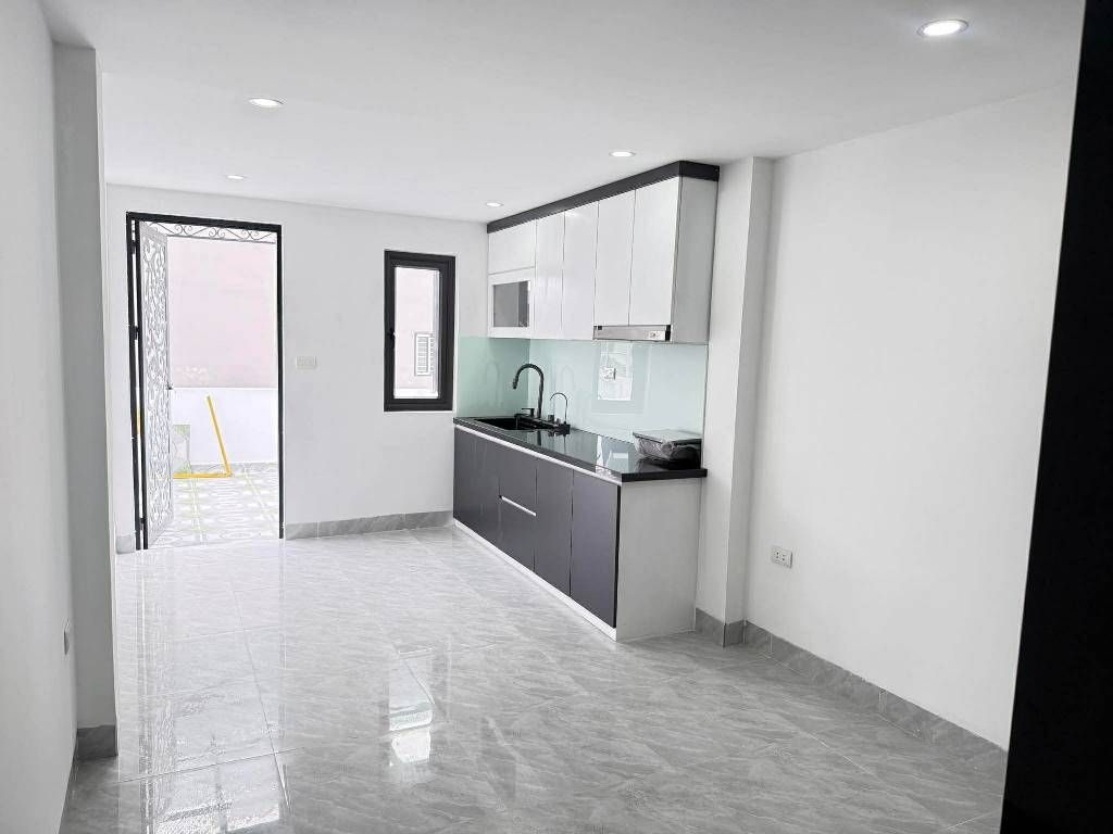 Bán nhà Trương Định - diện tích 34m2 5 tầng - Mặt ngõ thông ô tô, kinh doanh - giá 12,2 tỷ