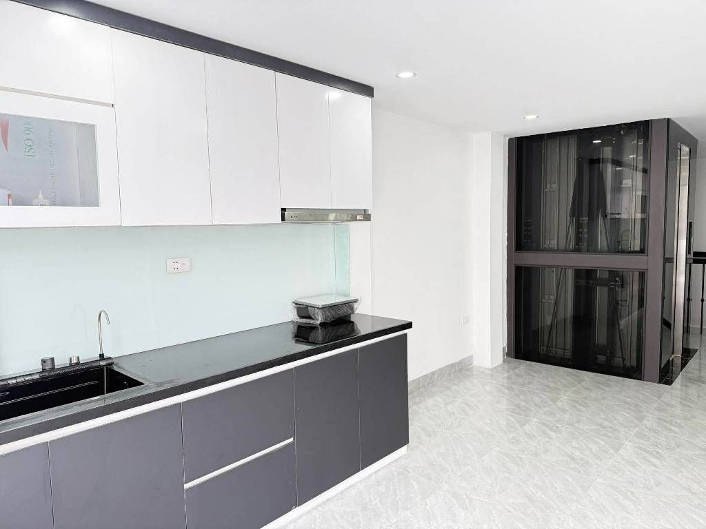 Bán nhà Trương Định - diện tích 34m2 5 tầng - Mặt ngõ thông ô tô, kinh doanh - giá 12,2 tỷ