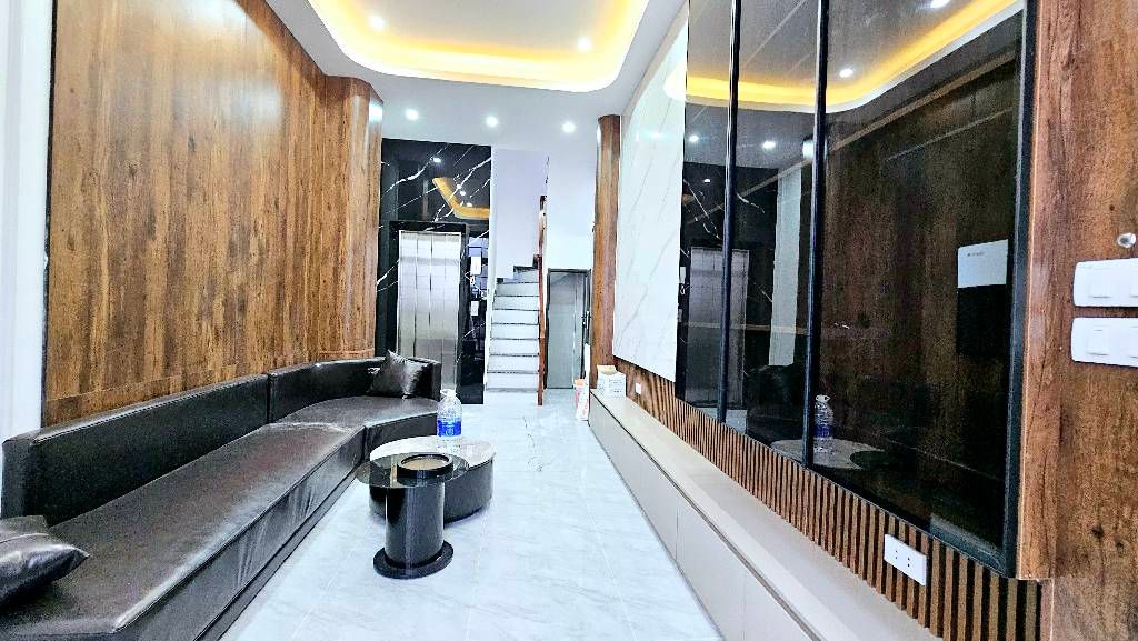 Bán nhà Ngõ Trại Cá - diện tích 31m2 6 tầng - Lô góc, thang máy - giá 9,9 tỷ