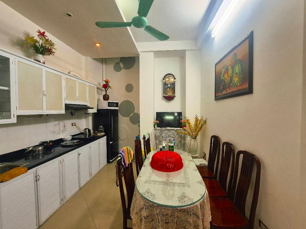 Bán nhà Thịnh Quang - diện tích 41m2 4 tầng - ô tô đỗ cửa - giá 15,9 tỷ