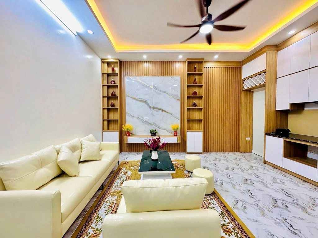 Bán nhà Đông Thiên - diện tích 36.8m2 5 tầng - Mỗi tầng 1 phòng rộng - giá 7,6 tỷ