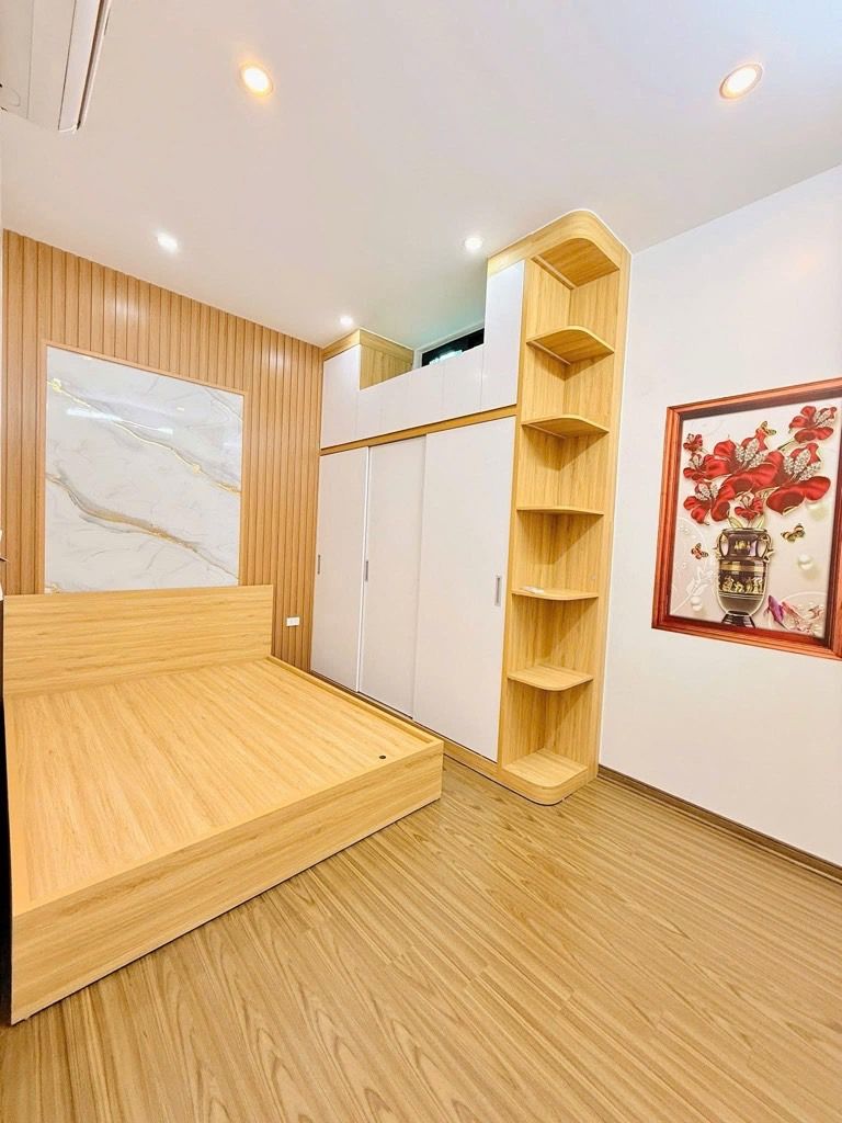 Bán nhà Đông Thiên - diện tích 36.8m2 5 tầng - Mỗi tầng 1 phòng rộng - giá 7,6 tỷ