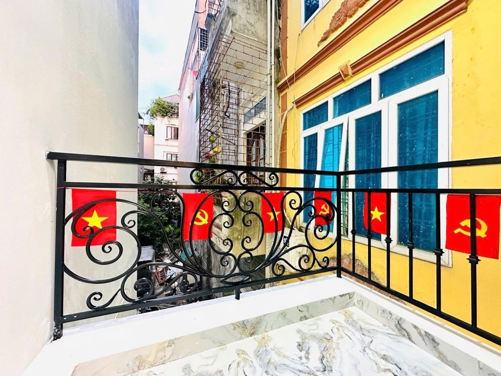 Bán nhà Đông Thiên - diện tích 36.8m2 5 tầng - Mỗi tầng 1 phòng rộng - giá 7,6 tỷ