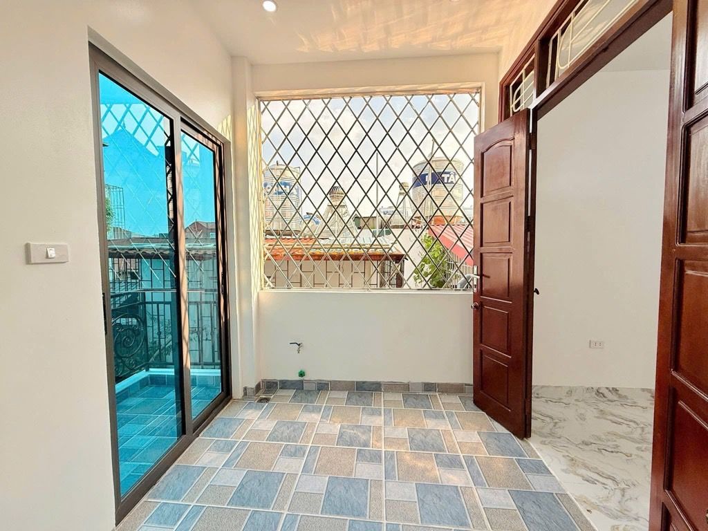 Bán nhà Đông Thiên - diện tích 36.8m2 5 tầng - Mỗi tầng 1 phòng rộng - giá 7,6 tỷ