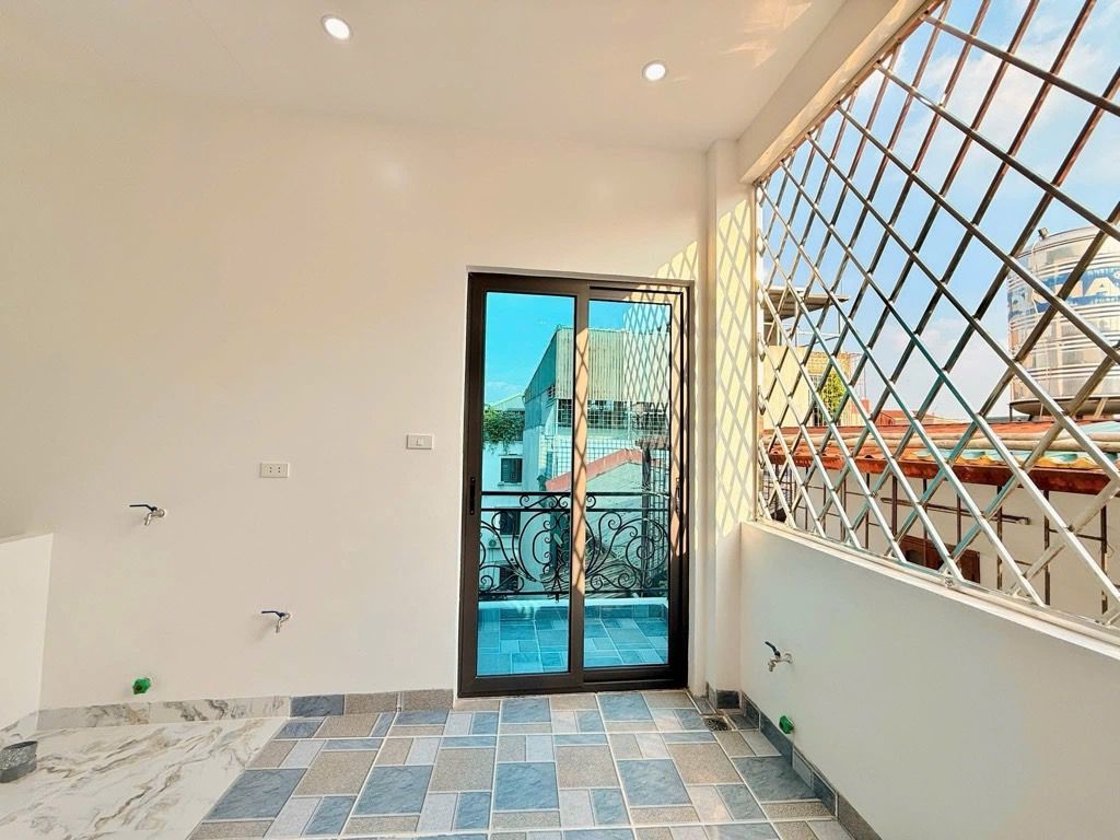 Bán nhà Đông Thiên - diện tích 36.8m2 5 tầng - Mỗi tầng 1 phòng rộng - giá 7,6 tỷ