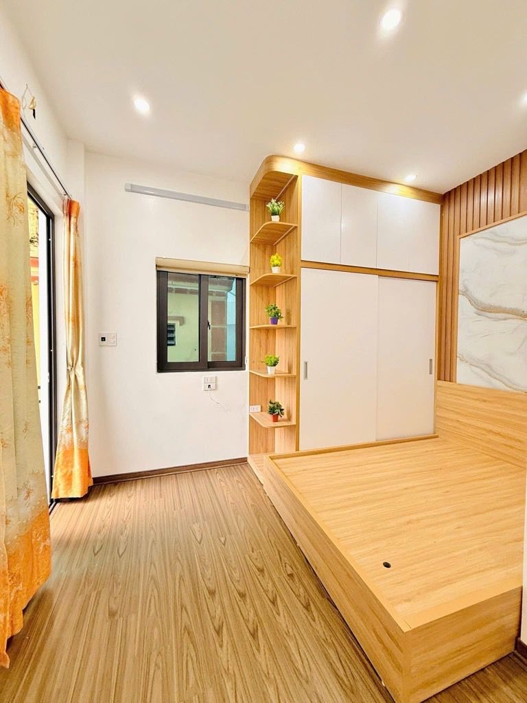 Bán nhà Đông Thiên - diện tích 36.8m2 5 tầng - Mỗi tầng 1 phòng rộng - giá 7,6 tỷ